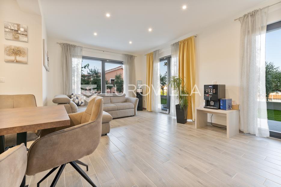 Marina, Sevid, četverosoban stan s vrtom i bazenom - cover