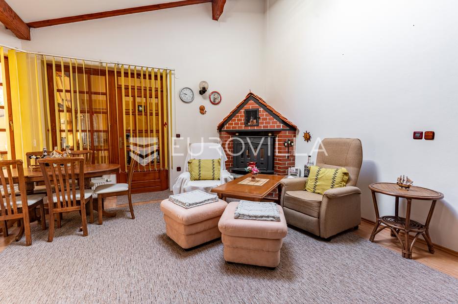 Požega, Trg sv. Trojstva, atraktivna trosobna kuća 50 m od trga - cover