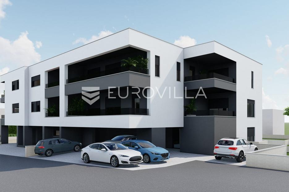 Istra, Pula, 2SS + DB, terasa, natkriveni parking, ostava - cover