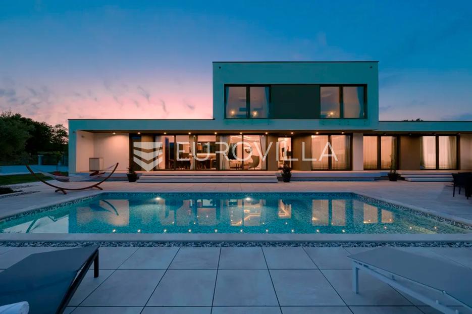 Istra, Rakalj, moderna vila s velikim vanjskim grijanim bazenom i velikom okućnicom - cover