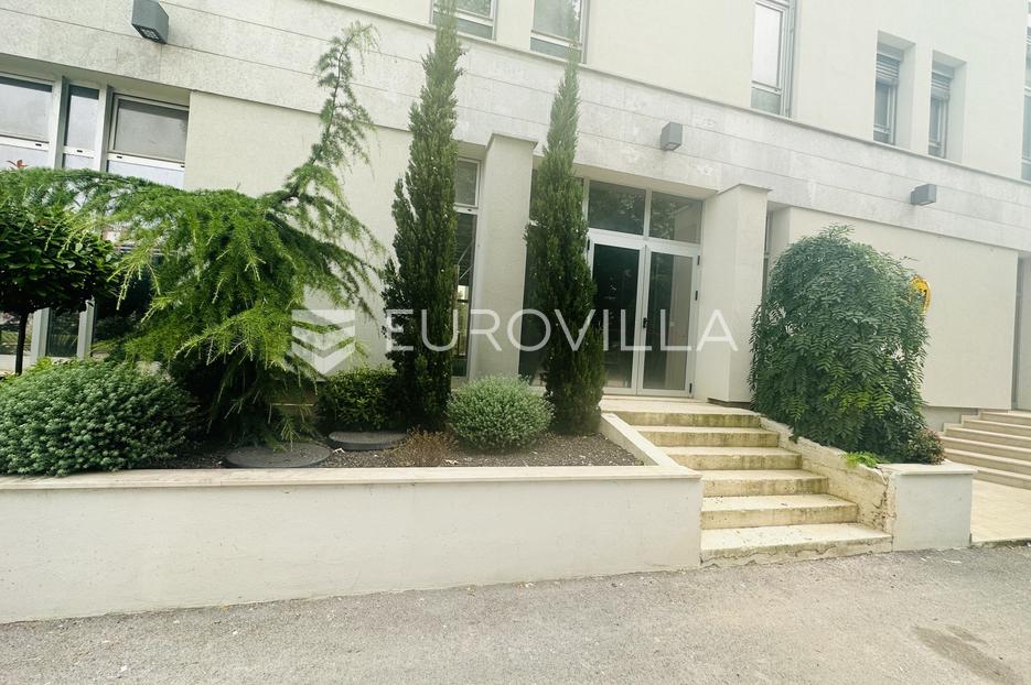 Pula, atraktivna poslovna zgrada u centru grada, poslovni prostor NKP 100 m2 - cover