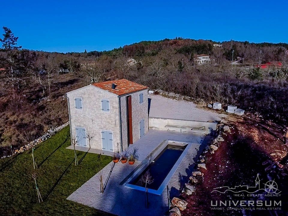 Kamena kuća sa slikovitim krajolikom, bazenom i velikim dvorištem u okolici Buja - cover