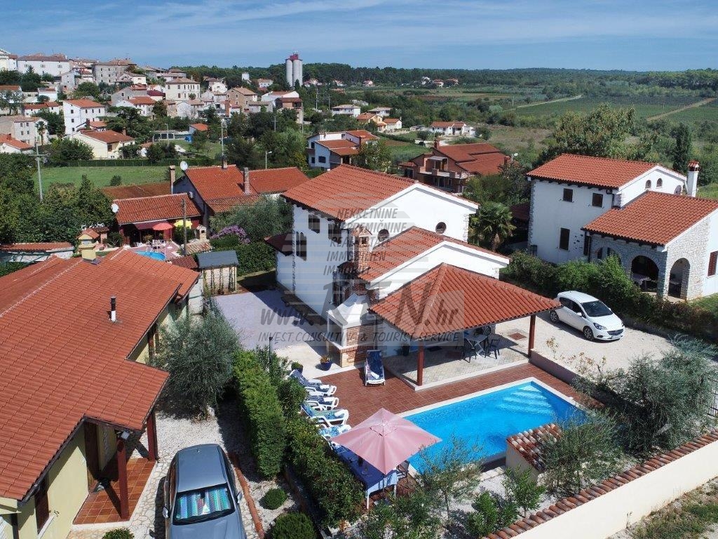 Kuća s bazenom - cover
