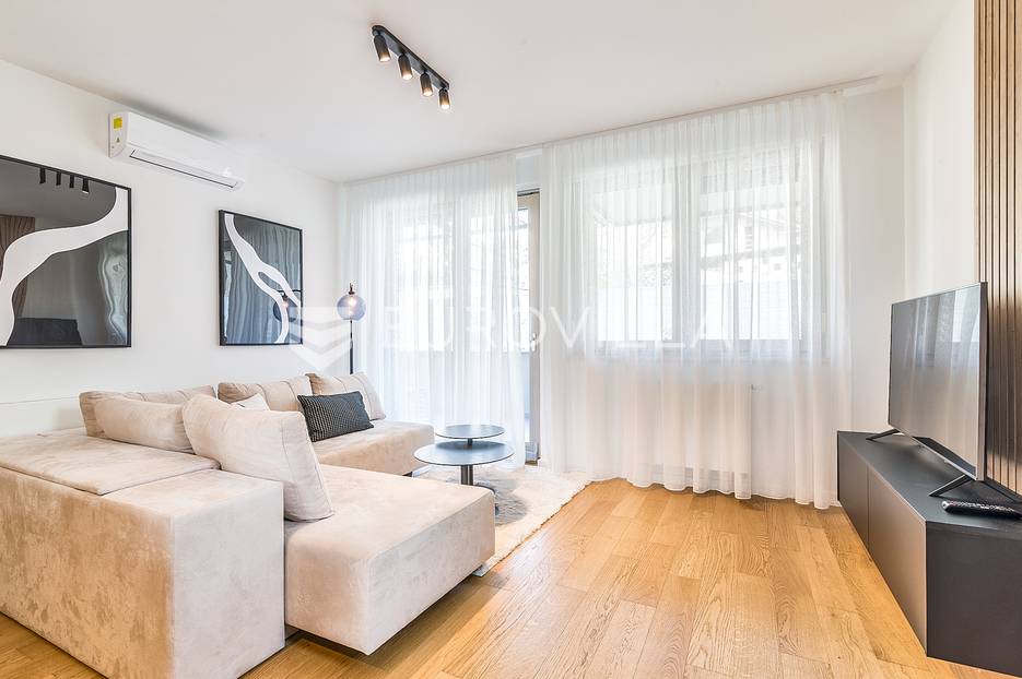 Petrova, luksuzan trosoban stan s vrtom NOVOGRADNJA - cover