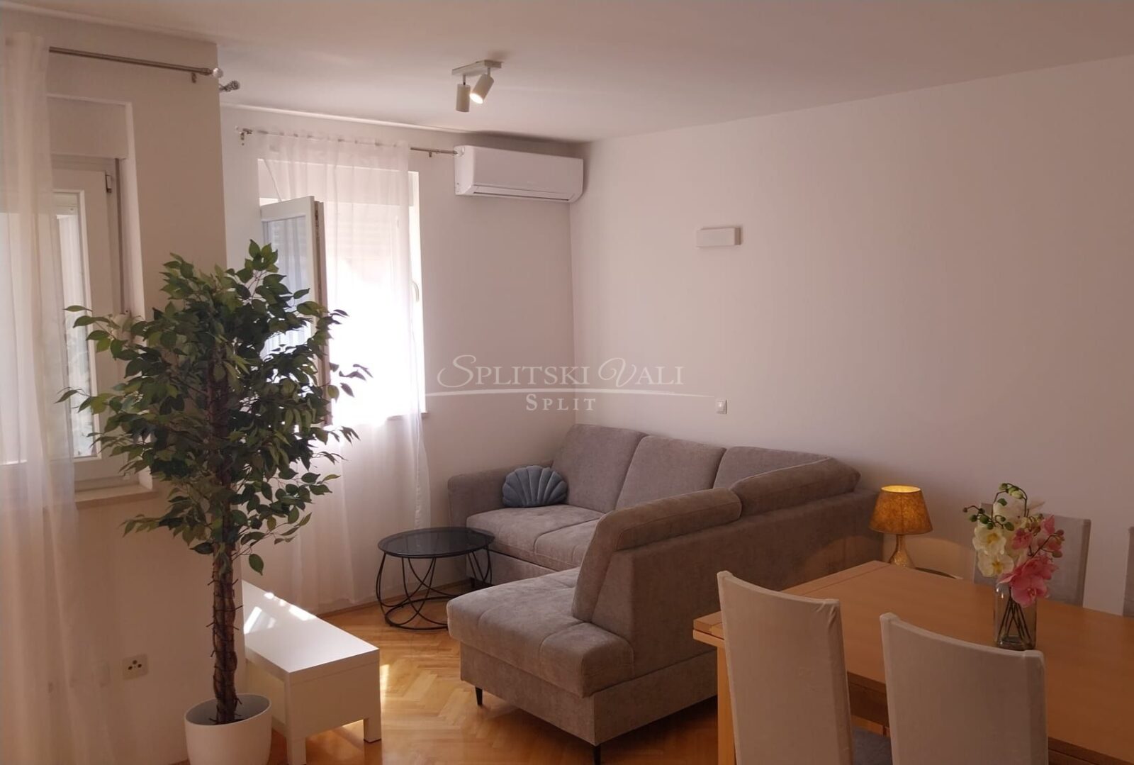 JEDNOSOBAN STAN U MAKARSKOJ - DUGOROČNO! - cover