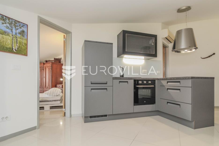 Istra, Novigrad, stan 60m2 sa pogledom na more, lifrom i garažom - cover