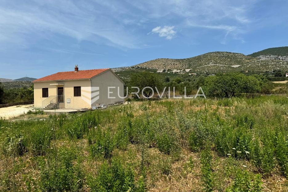 Trogir, Plano, veliko građevinsko zemljište s postojećim objektom od 100 m2 - cover