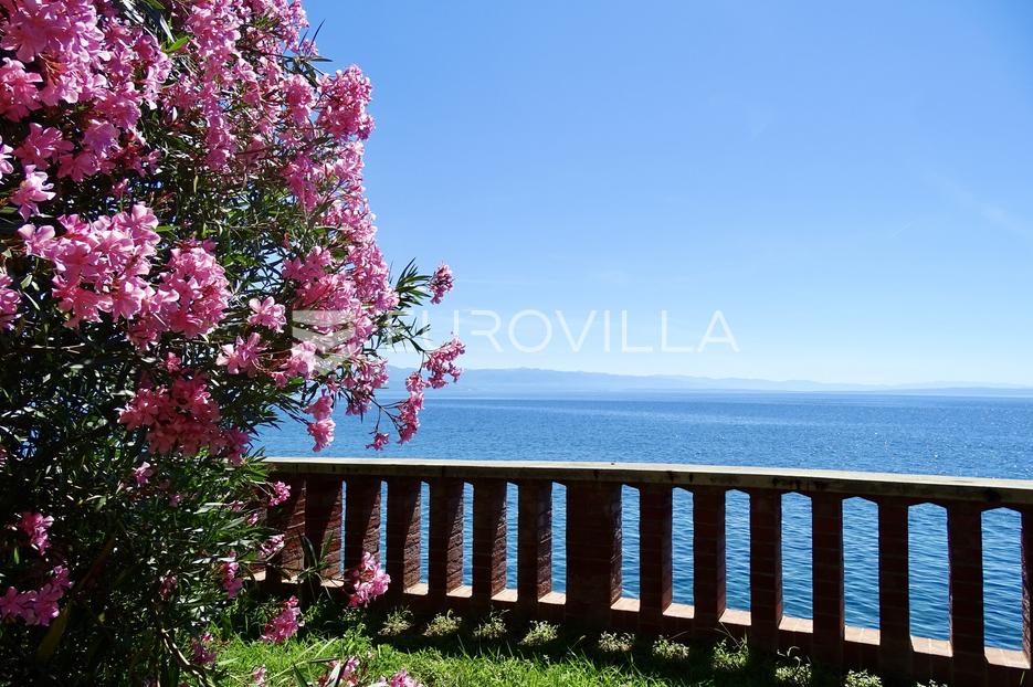 Lovran, stan u Villi 120,26m2, prvi red do mora ! - cover