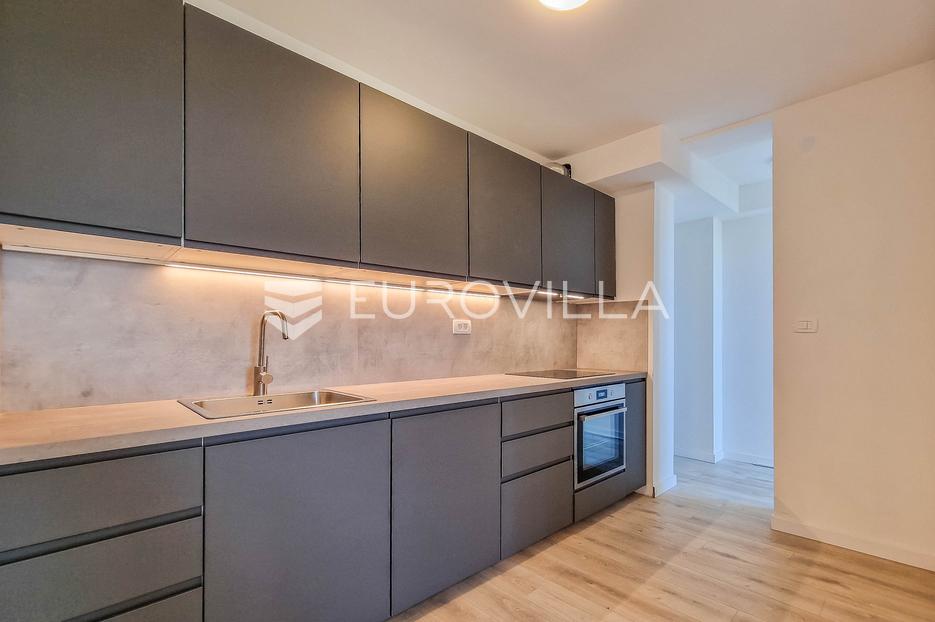 Istra, Novigrad, renoviran stan 88 m2 s 3 spavaće sobe na 400 m od mora - cover