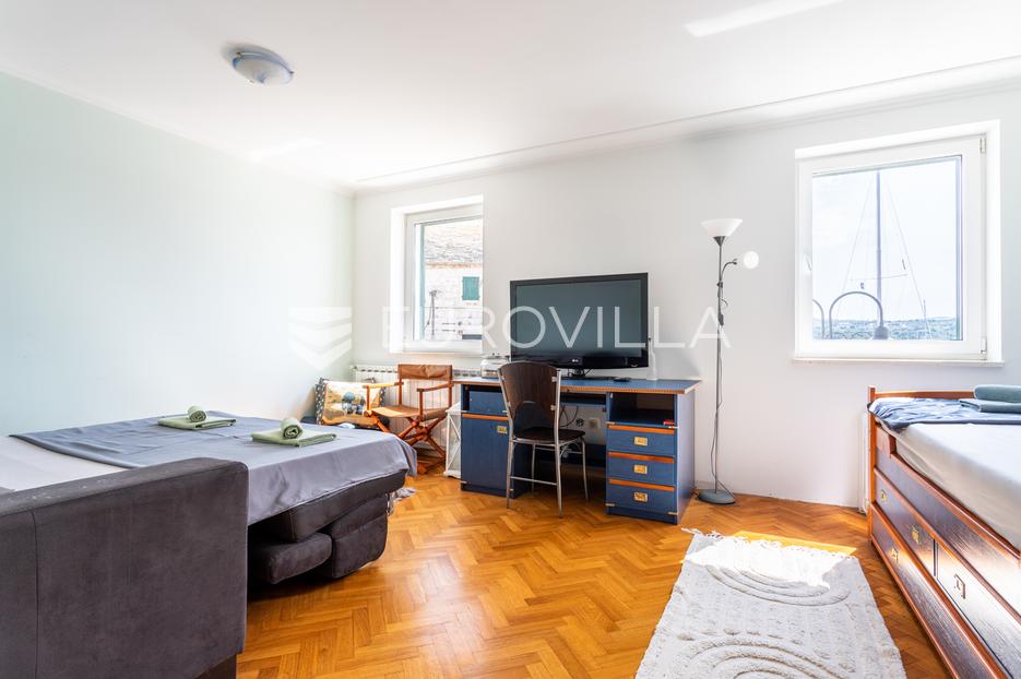 Primošten, kamena kuća s poslovnim prostorom na Rivi - cover