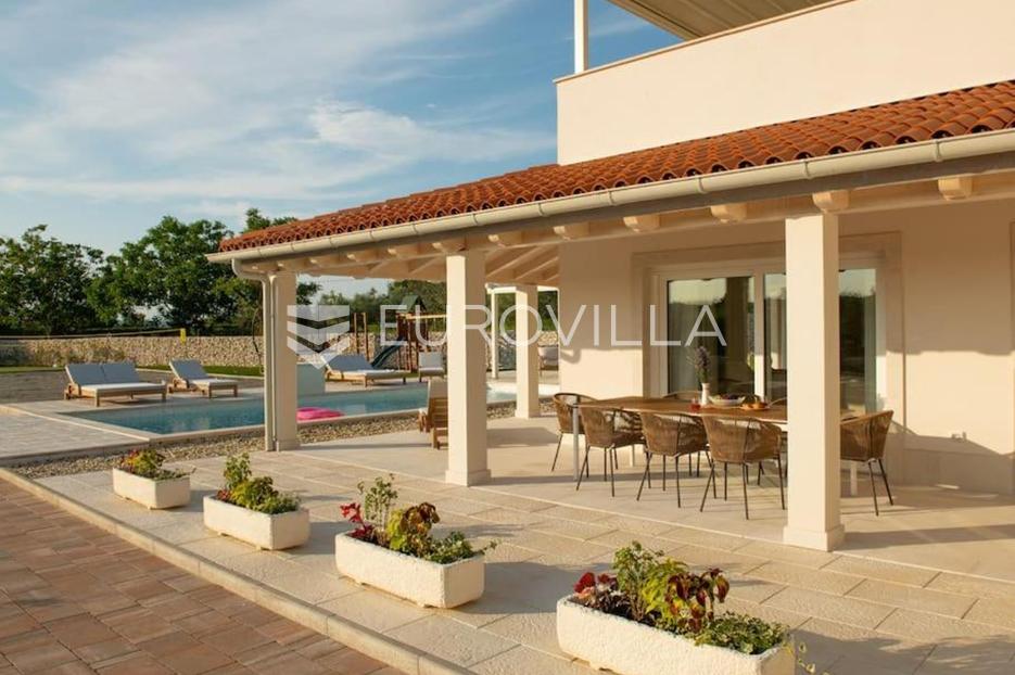 Barban, jedinstvena samostojeća pasivna kuća NKP 320 M2 na velikoj okućnici - cover