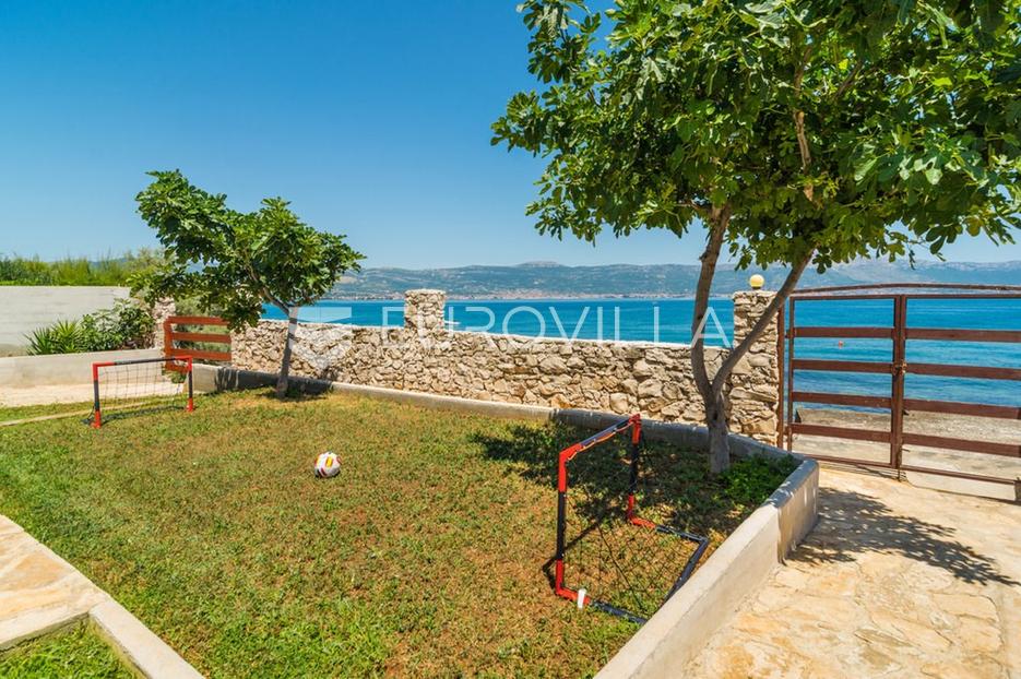 Otok Čiovo, Slatine - kuća s bazenom na plaži - cover