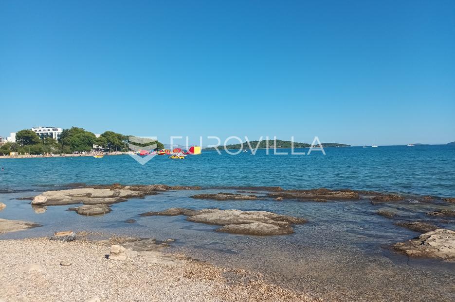 Vodice, atraktivan ugostiteljski objekt na plaži NKP 67 m2 na parceli od 800 m2 - cover