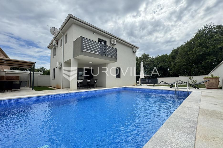 Istra, Medulin, moderna kuća s bazenom, 600 m od mora - cover