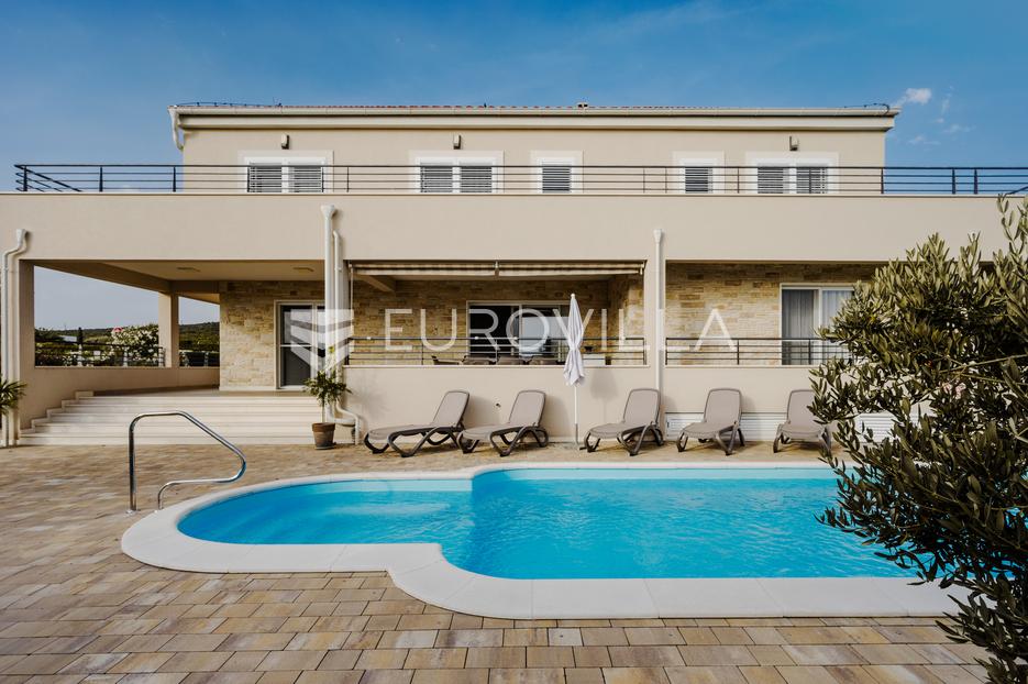 Sukošan, Debeljak, prekrasna villa s bazenom - cover