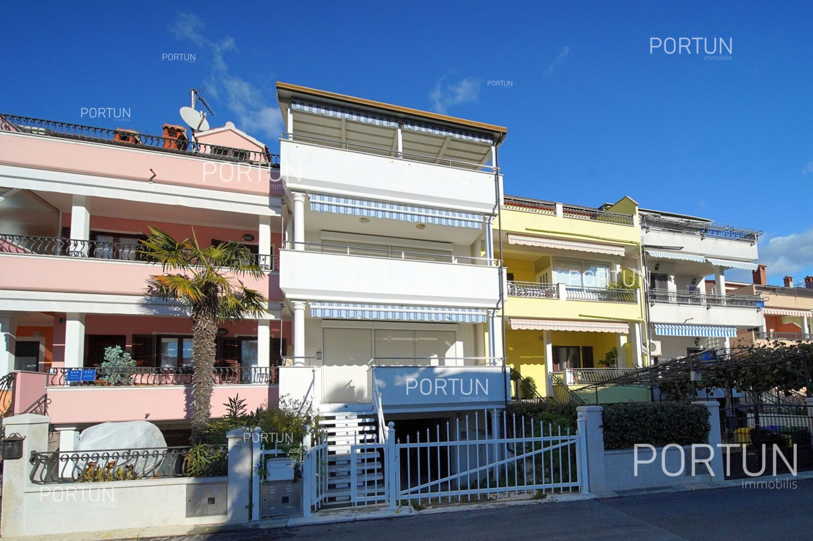 Suvremena vila sa šest apartmana u Rovinju - cover