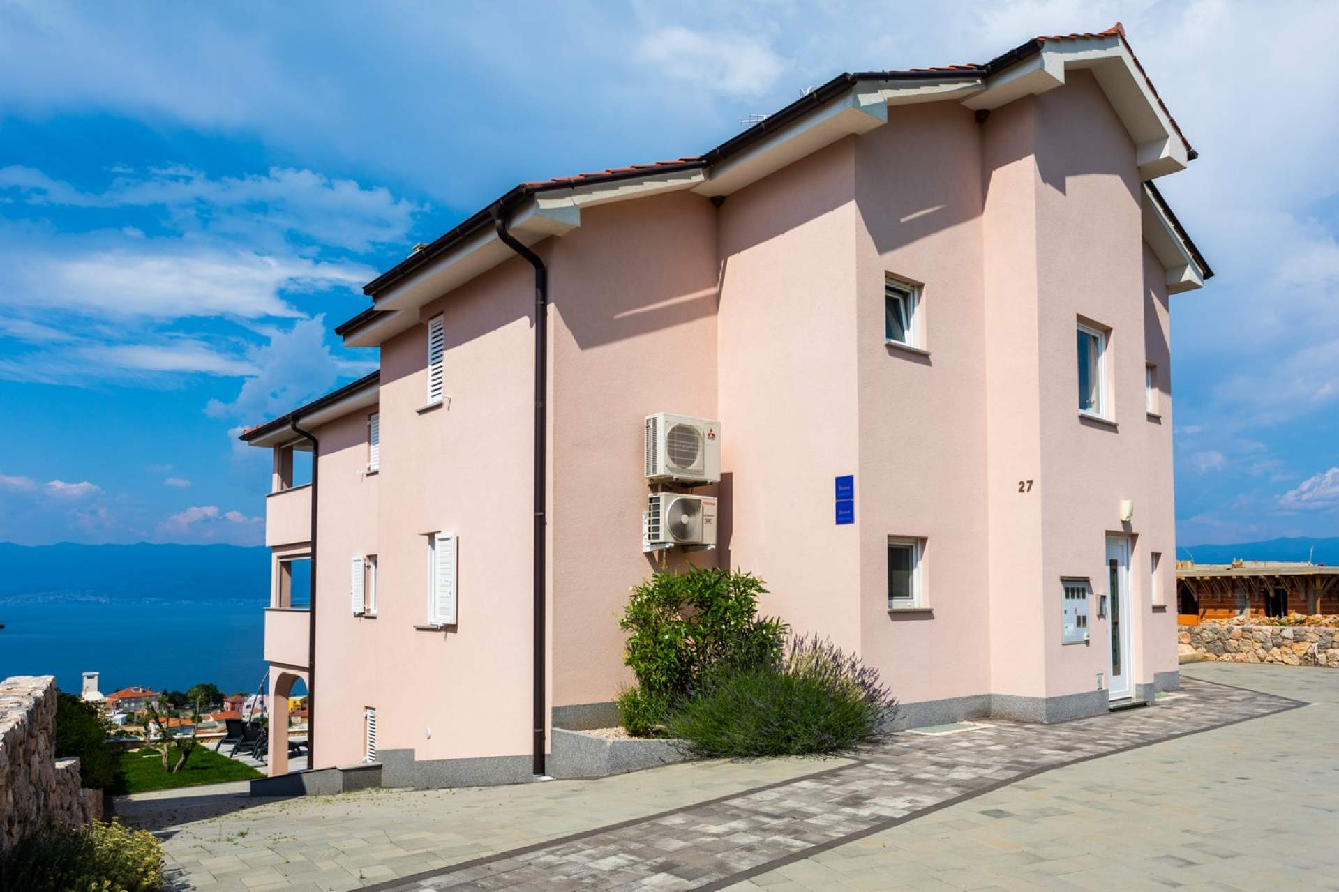 ADAMO – DIZAJNERSKI APARTMAN S ODLIČNIM POGLEDOM NA MORE - cover