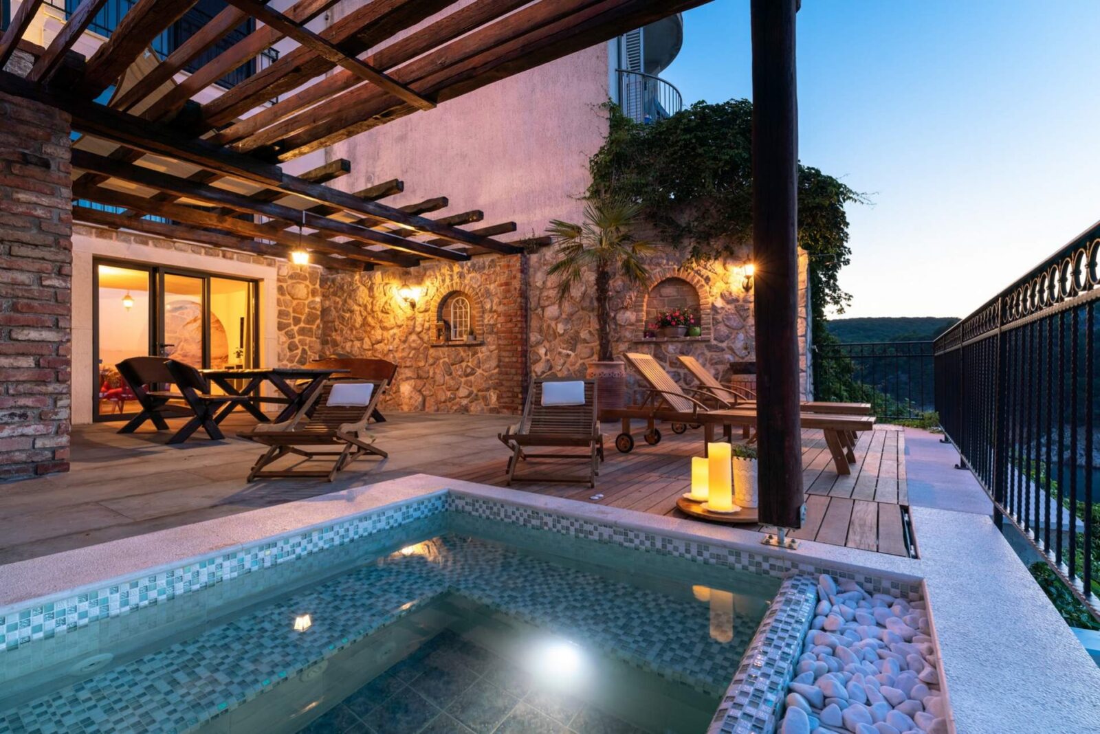 VILLA ZOLA – S JACUZZIJEM I POGLEDOM NA MORE - cover