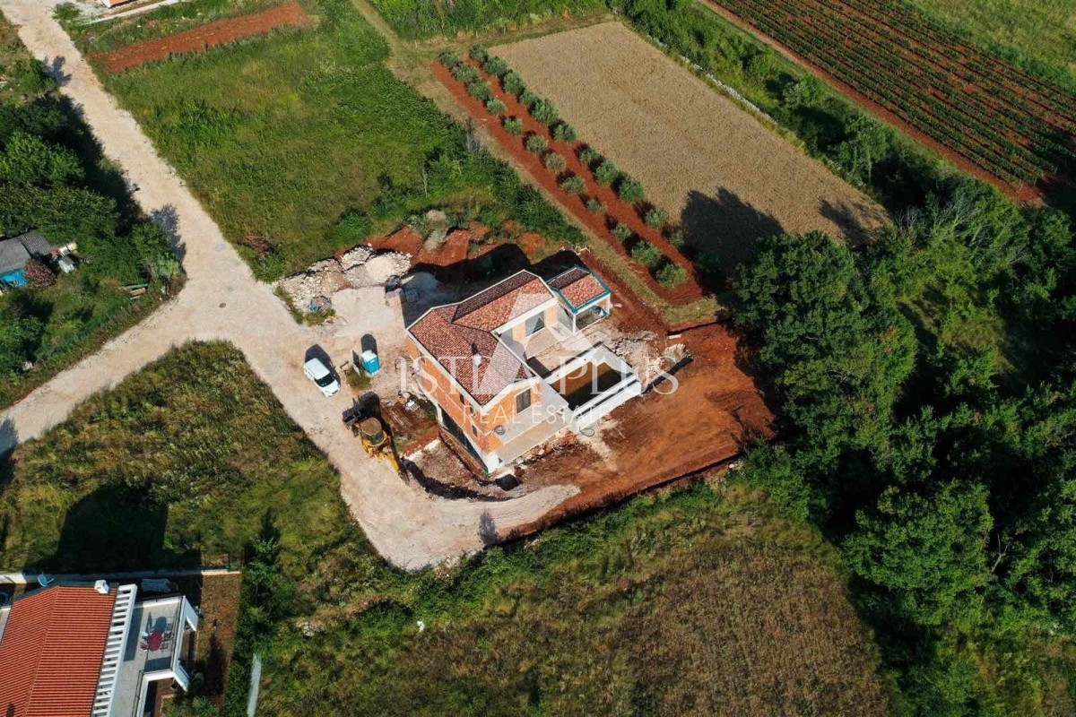 Okolica Višnjana!! Vila u izgradnji s bazenom i garažom, mirna lokacija - cover