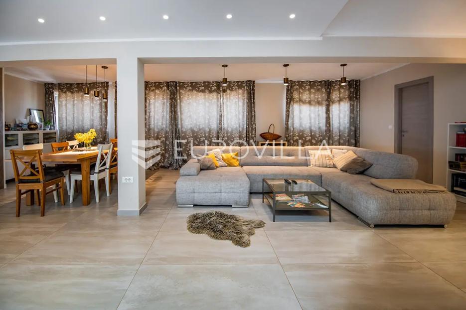 Istra, Medulin, višesoban penthouse s predivnom terasom i pogledom - cover