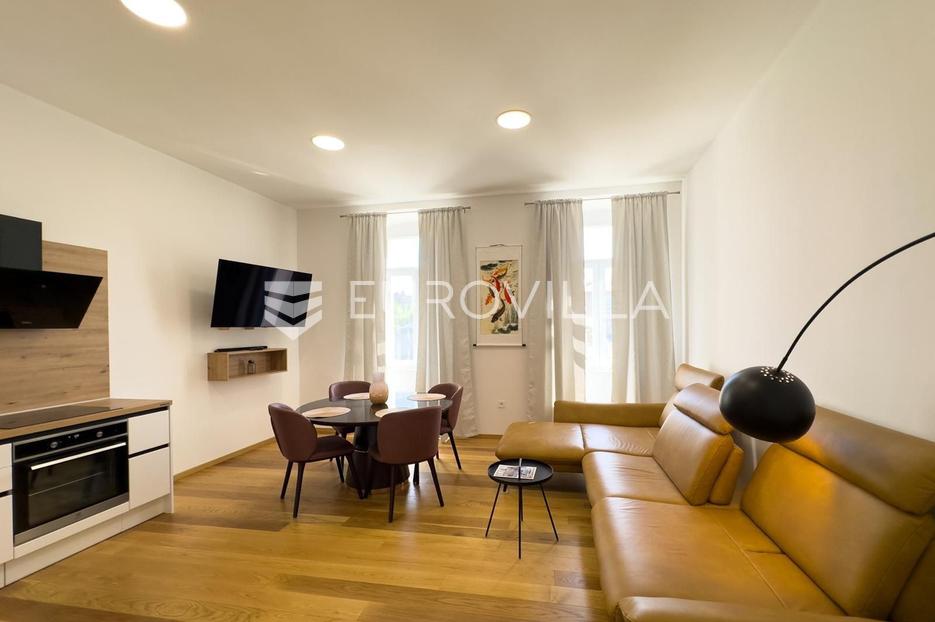 Istra, Pula, u centru grada moderno opremljen trosobni stan NKP 85 m2 - cover