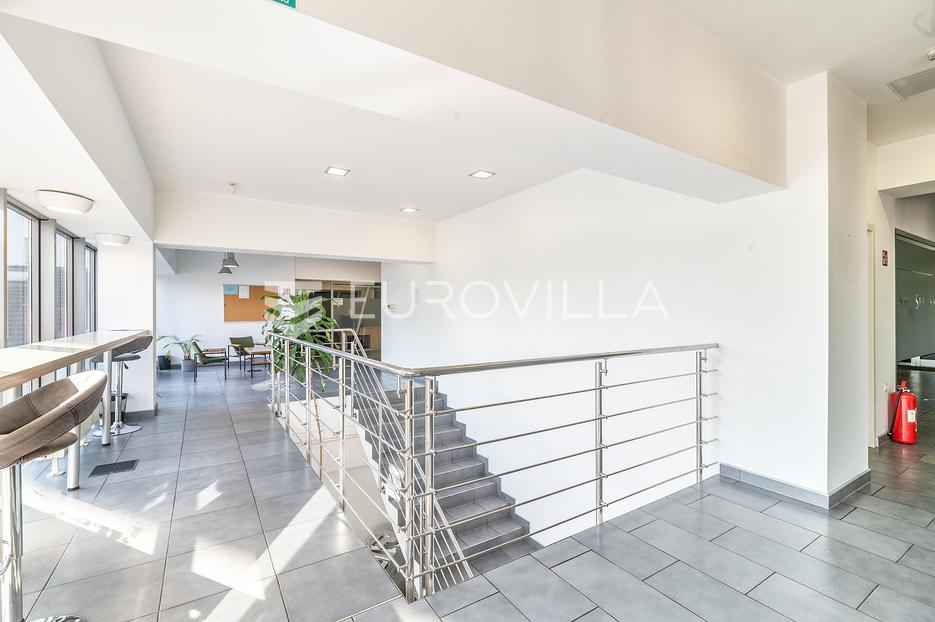 Zagreb, Knežija, poslovni (uredski prostor) 1068m2 sa 7 parkirnih mjesta - cover