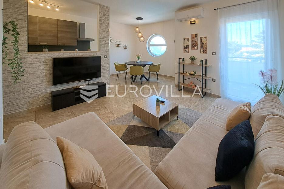 Istra, Medulin, predivan stan s bazenom, 150 m od mora - cover