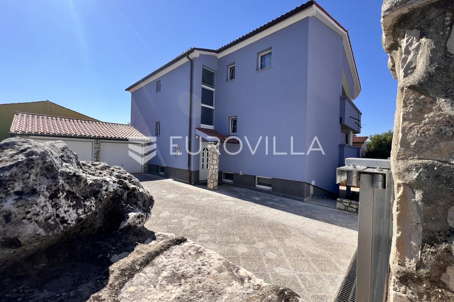 Pula, Busoler - kvalitetna obiteljska samostojeća kuća sa stanovima i garažama - cover