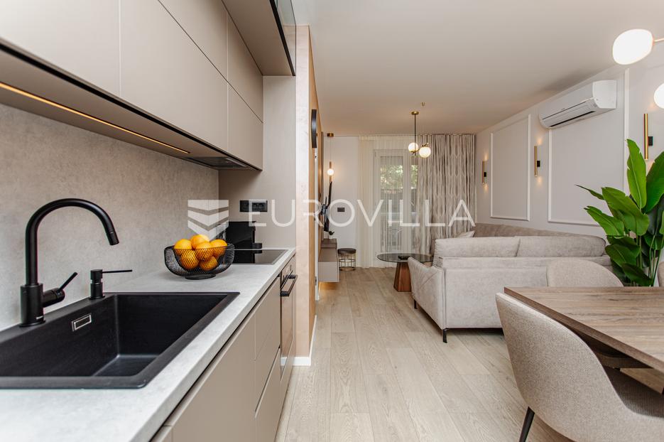 Split, Žnjan, potpuno renoviran dvosoban stan ( od 15.09.2024 – 01.06.2025 ) - cover