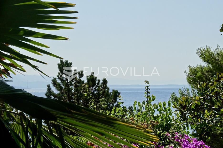 Opatija, kuća s 3 stana, NKP260m2, vrt, 200m od mora - cover