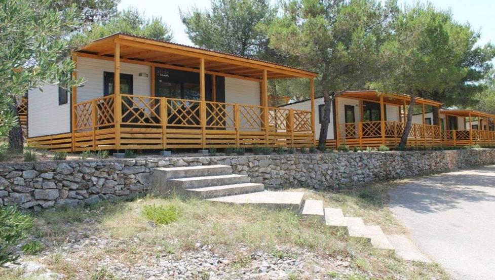 MOBILNE KUĆICE U KAMPU JEZERA VILLAGE - cover
