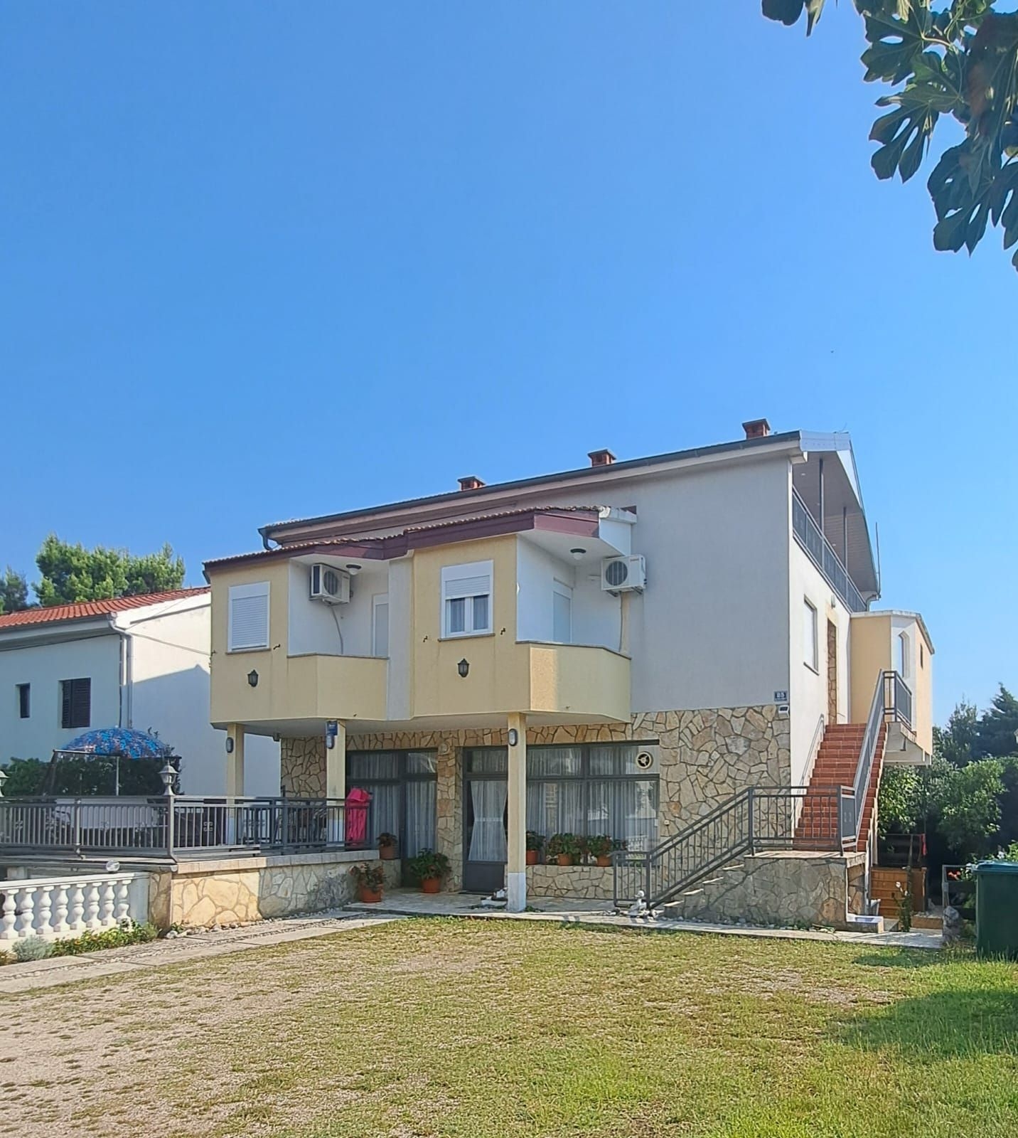 Apartmanska kuća u Selinama, odlična lokacija, uhodan posao - cover