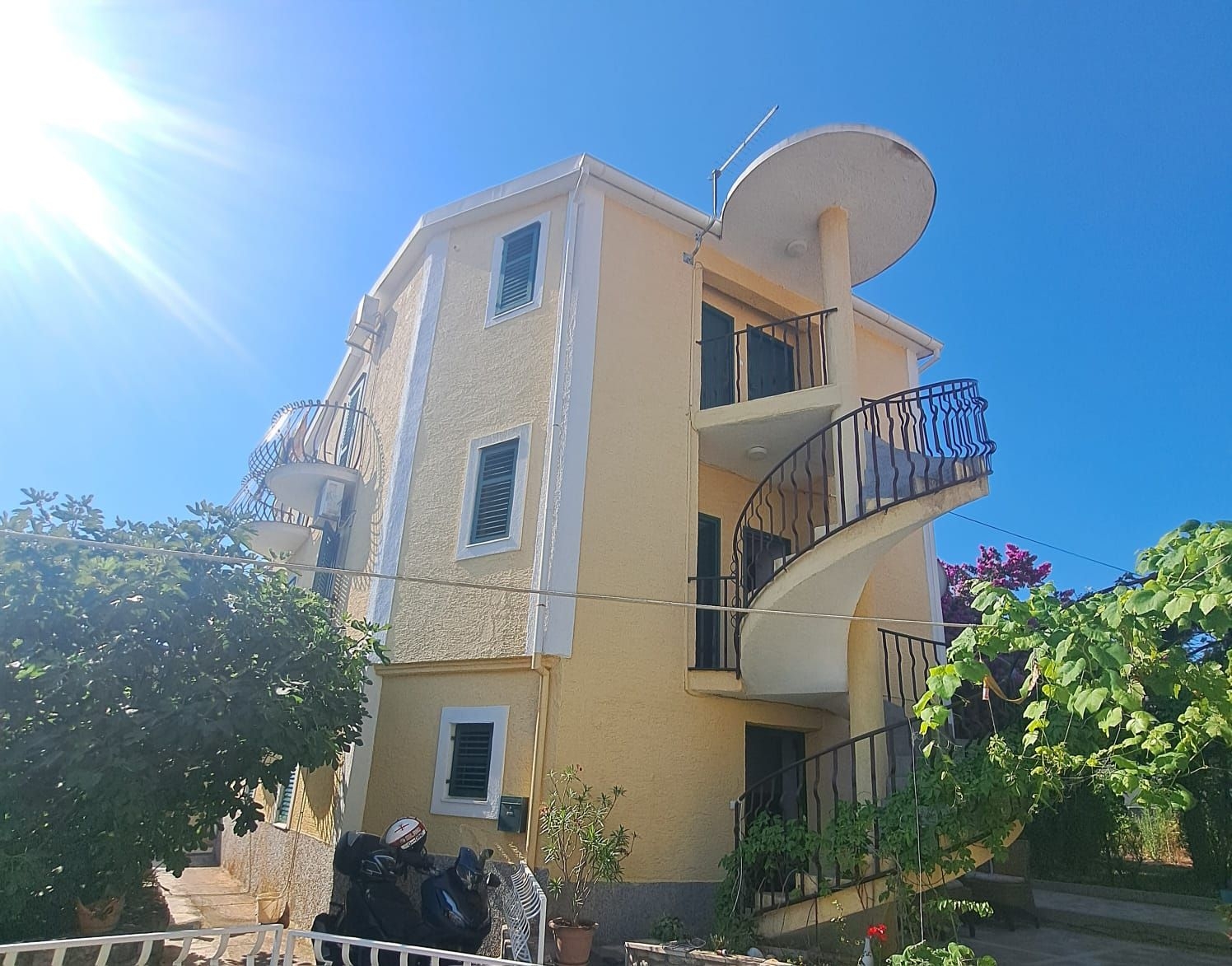 Kukljica, apartmanska kuća s lijepom okućnicom, uhodan posao - cover