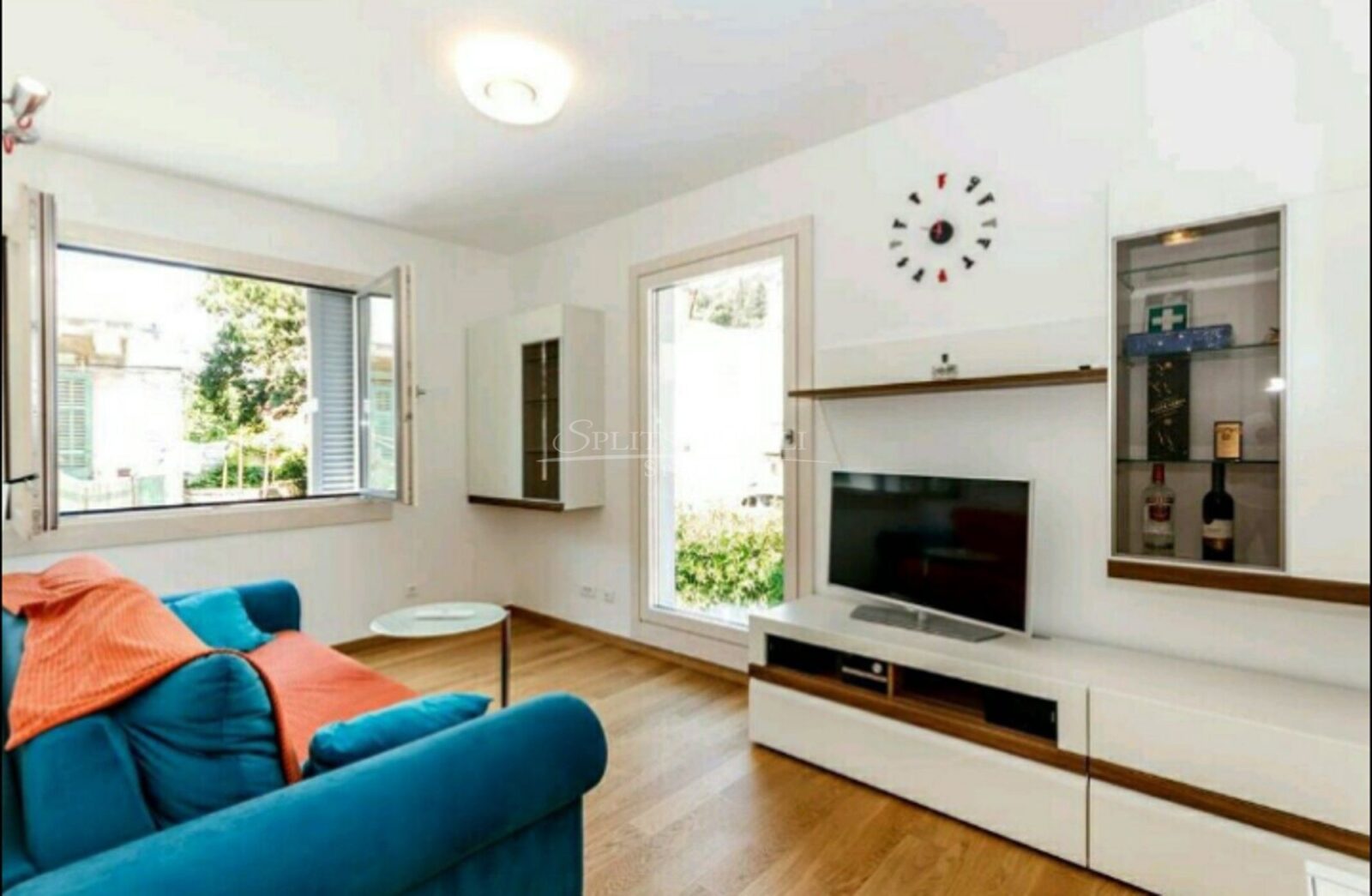 DVOSOBAN STAN NA MEJAMA - DUGOROČNO! - cover