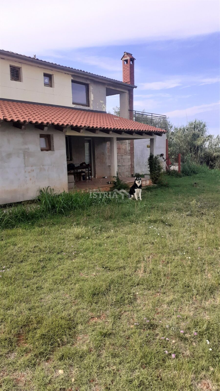 Kuća za dovršavanje sa više stambenih jedinica i prostranom okućnicom - cover