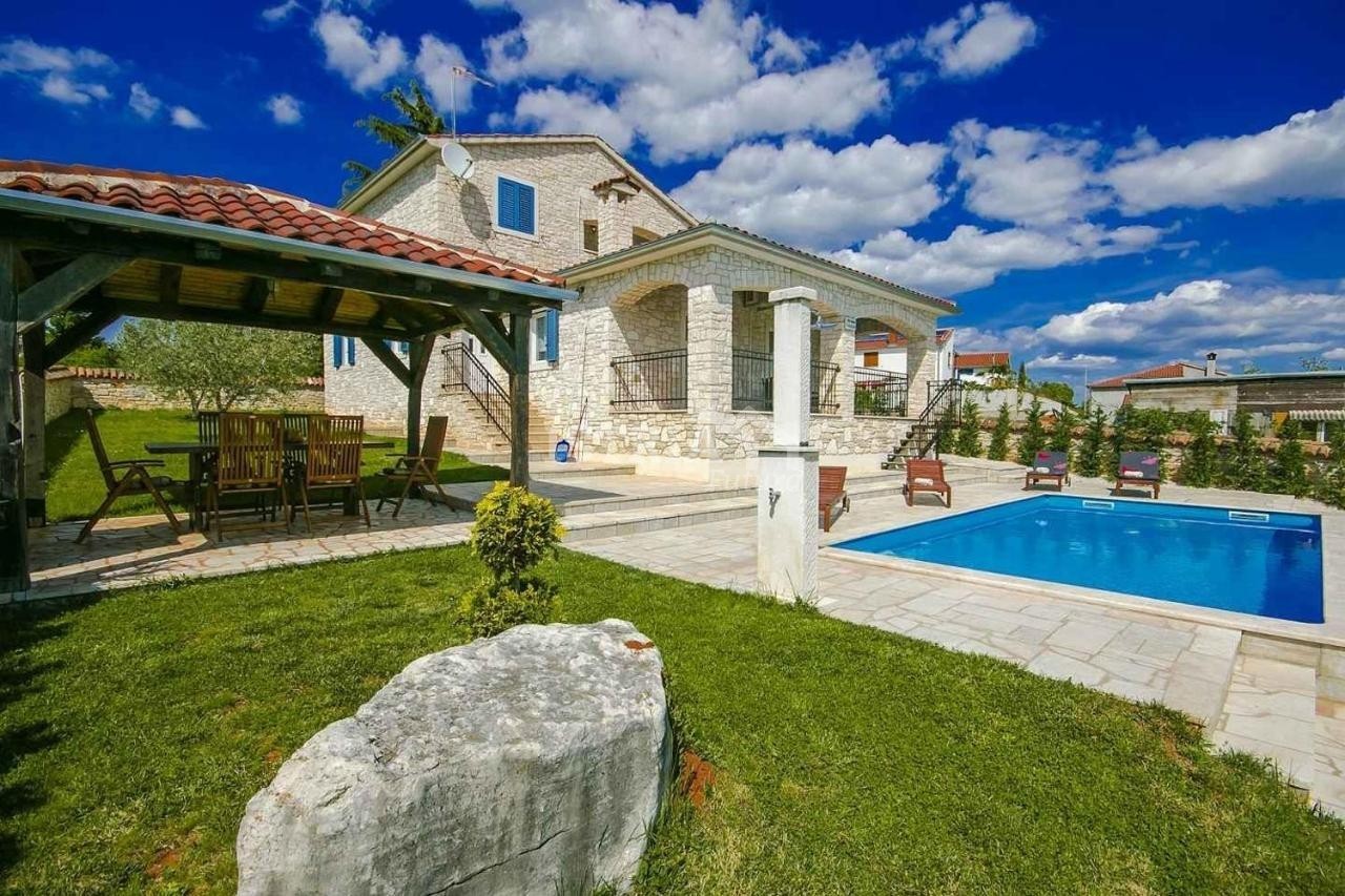 Lijepa kamena vila sa prostranom okućnicom i bazenom - cover
