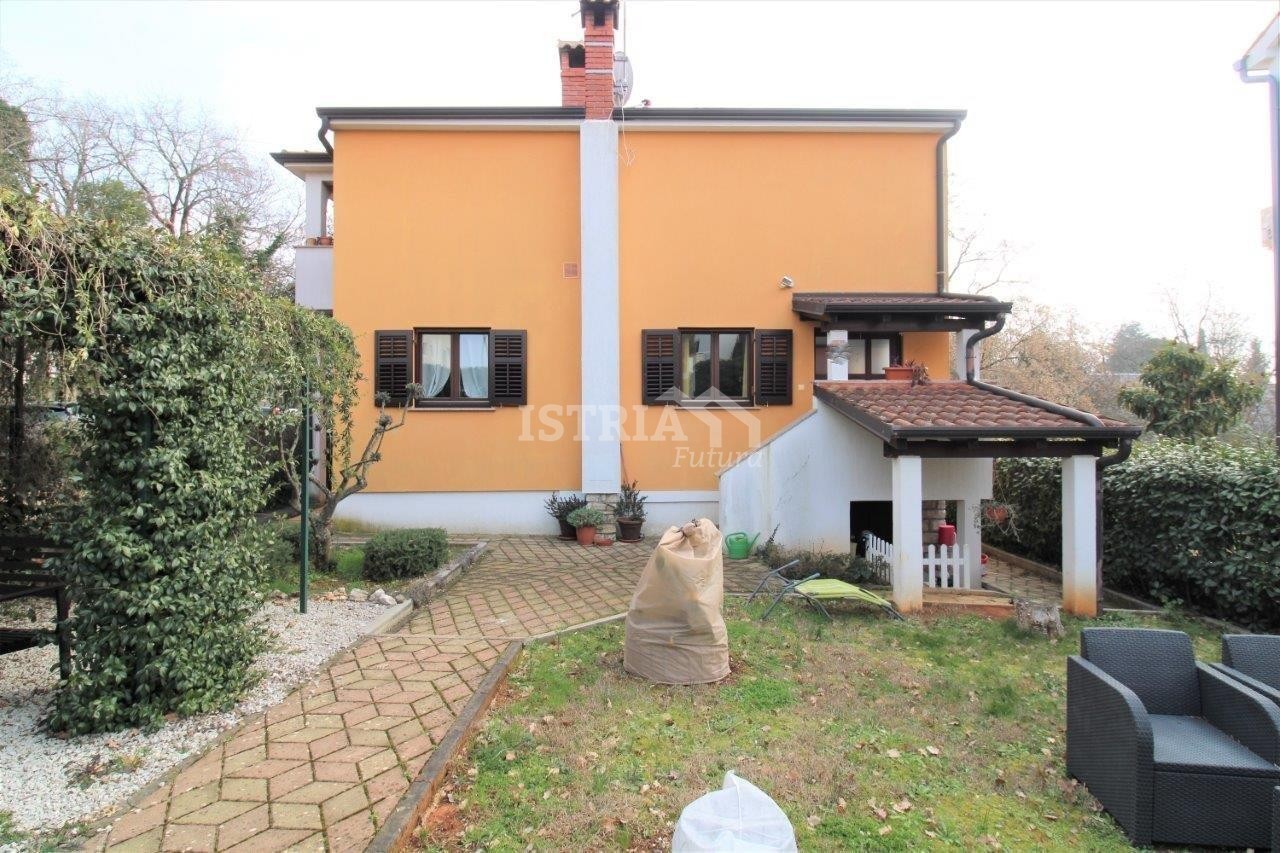 Lijepa obiteljska kuća sa 2 stana - 2 km od centra Poreča i mora - cover