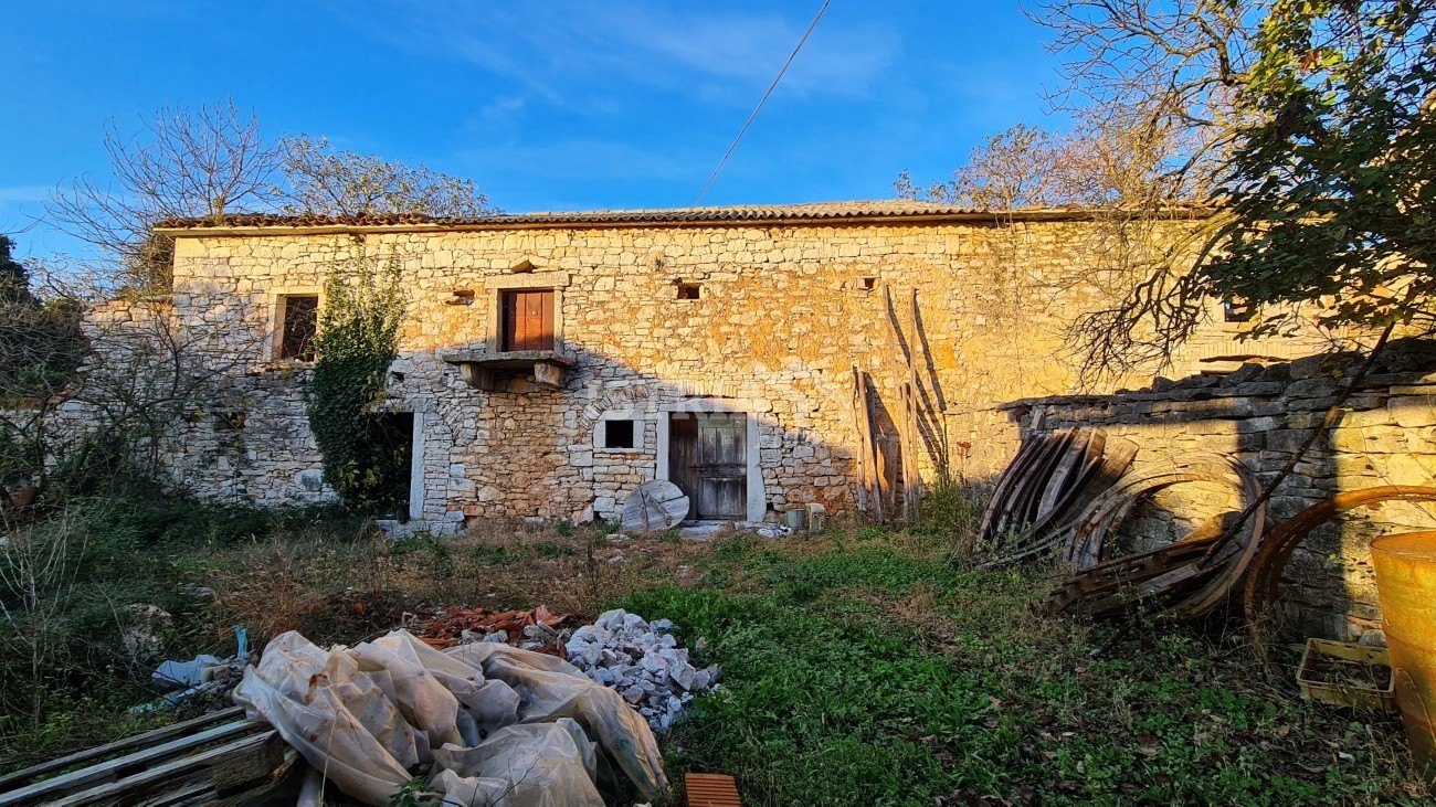Kamena kuća u nizu za renovaciju - mirna lokacija blizu Višnjana - cover