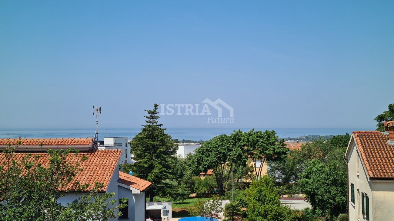 Predivan novi stan sa krovnom terasom i pogledom na more - cover