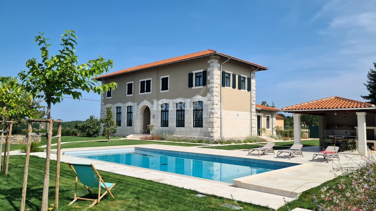 Jedinstvena, elegantna i luksizna vila preuređena iz stare škole u blizini Poreča - cover