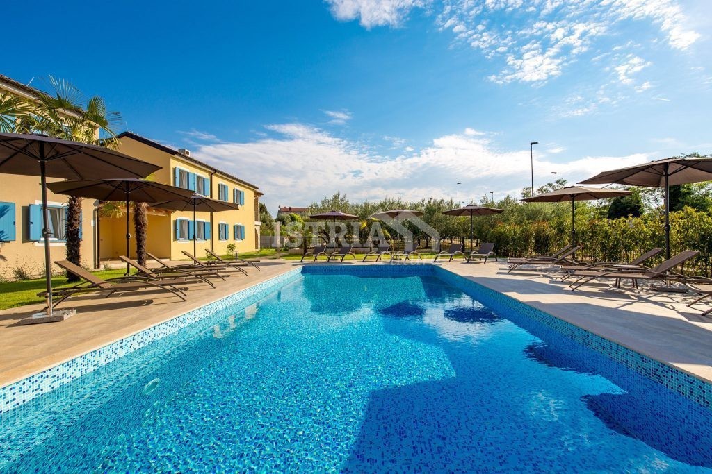 Predivan turistički kompleks sa bazenom u Poreču - cover