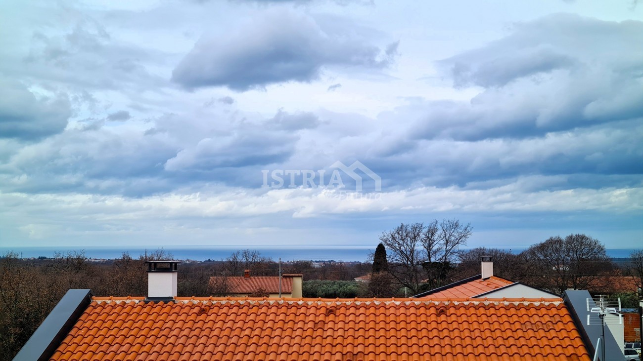 Predivan novi stan sa krovnom terasom i pogledom na more - cover
