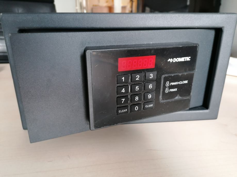 Elektronički minisef na pin - cover