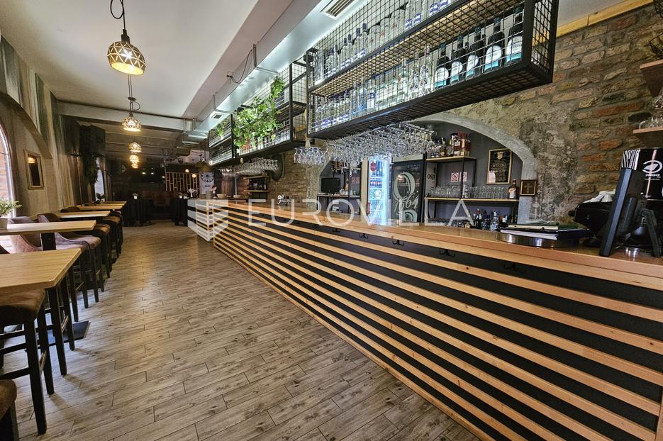 Osijek, Tvrđa, samostalni ugostiteljski objekt s apartmanima i dvorištem - cover