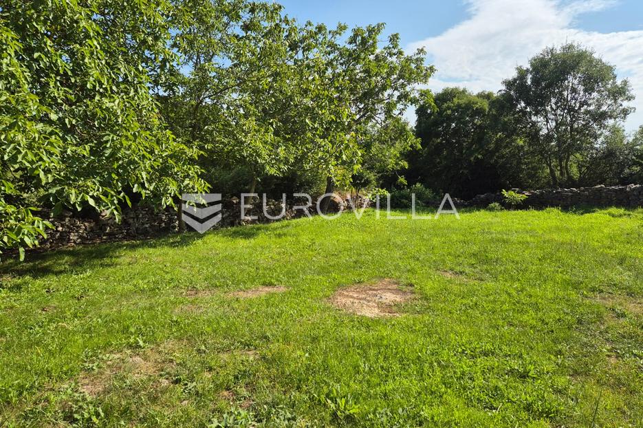 Istra, Dobravci, građevinsko zemljište 1154 m2 s dva objekta - cover