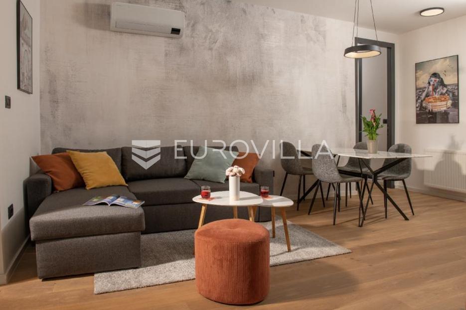 Istra, Pula, moderan četverosobni stan na top lokaciji, parking, NKP 85 m2 - cover