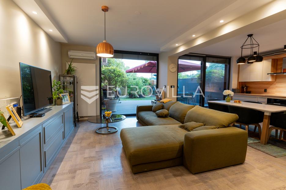 Zagreb, Jarun, moderan trosoban stan NKP 93,50 m2 s vrtom - cover