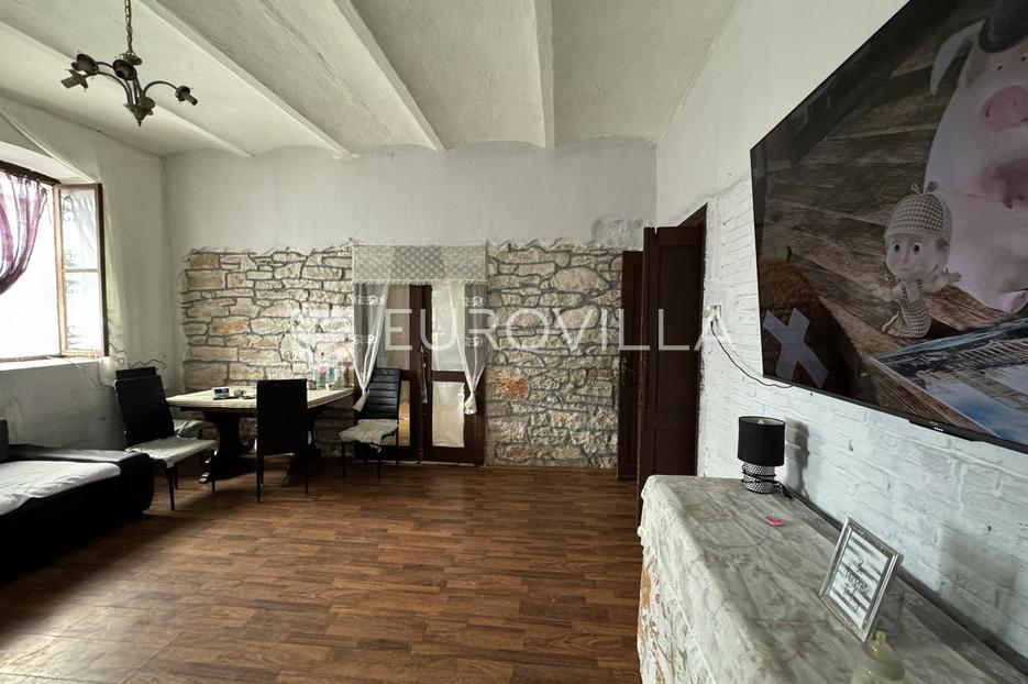 Pula, Centar, prostran stan s dodatnim objektom za renovaciju, NKP 110,40 m2 - cover