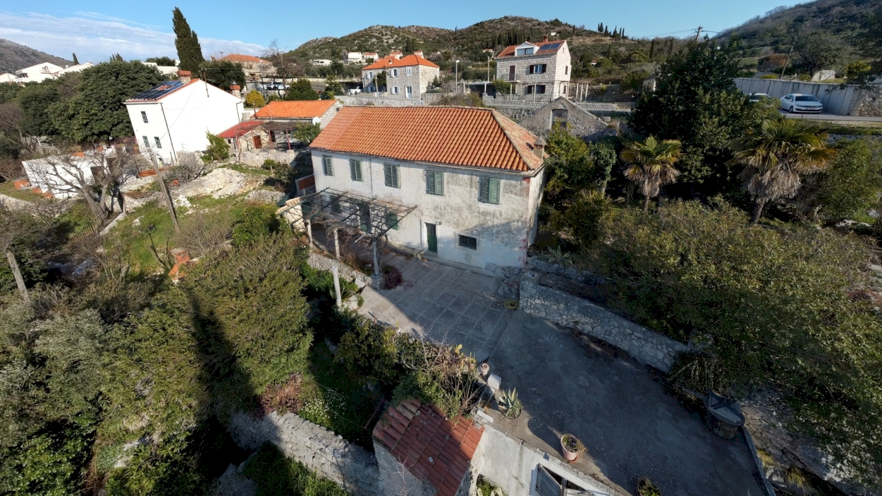 Kuća i ruševina sa terasastim vrtovima pored Dubrovnika - cover