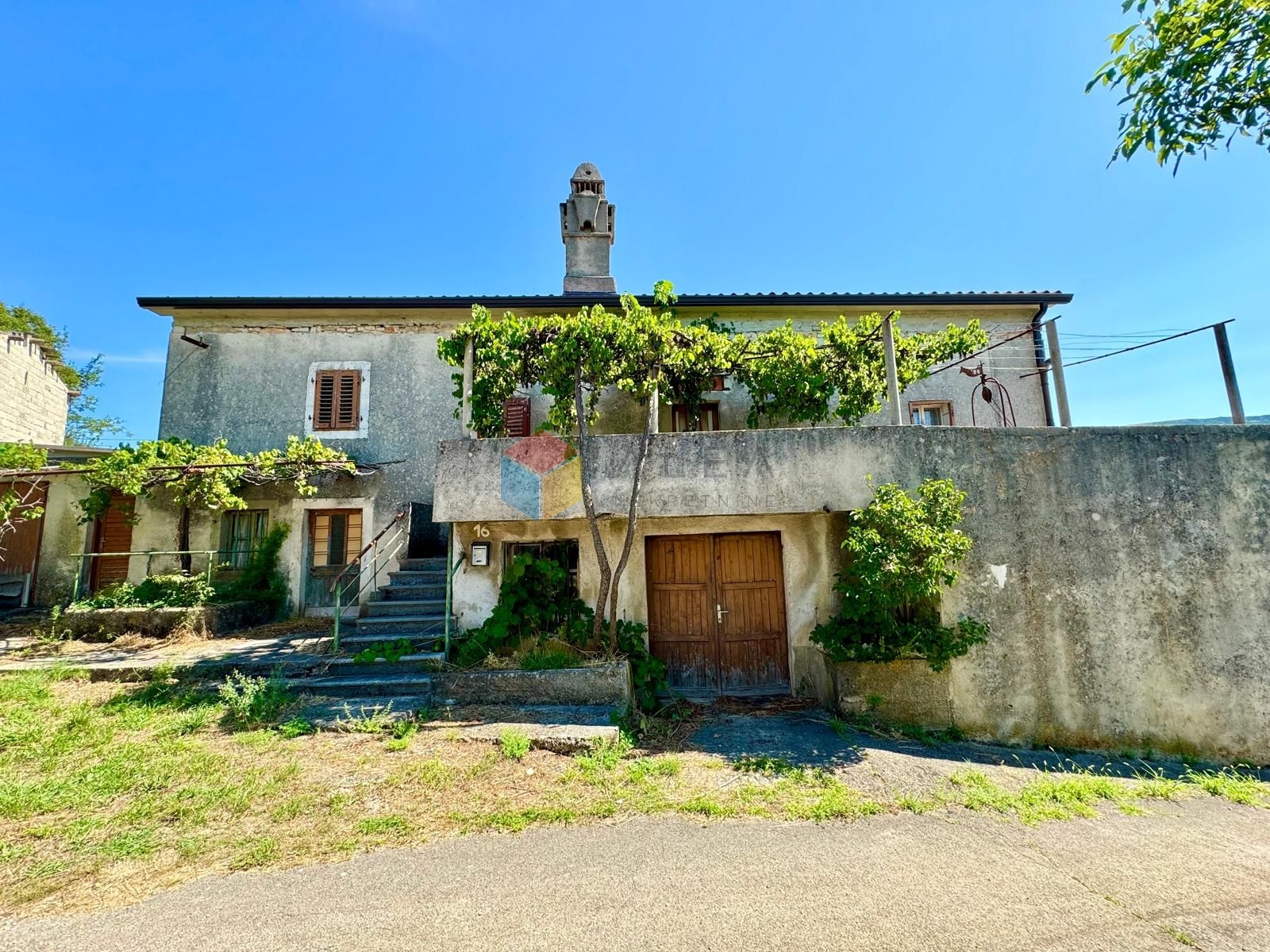 Samostojeća kamena kuća u fazi renovacije - cover